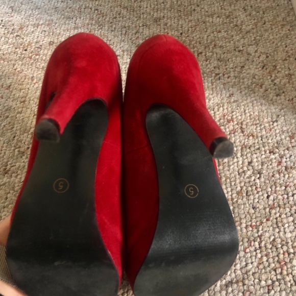 red pumps - Picture 3 of 3